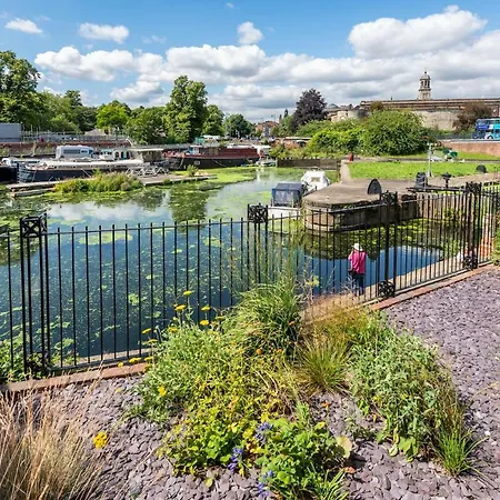 Riverside With Scenic Views Into Apartman *