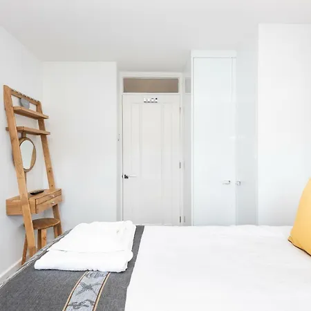 Riverside With Scenic Views Into Apartman *