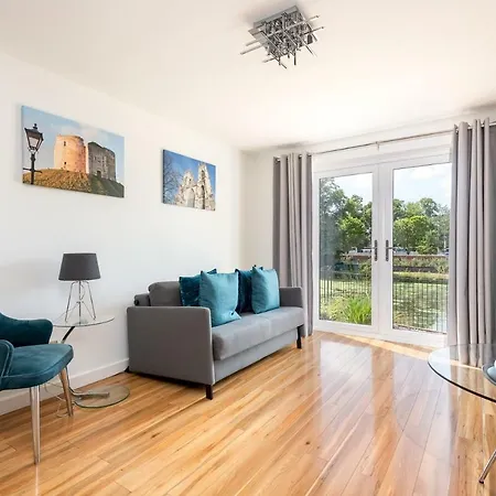 Apartman Riverside With Scenic Views Into